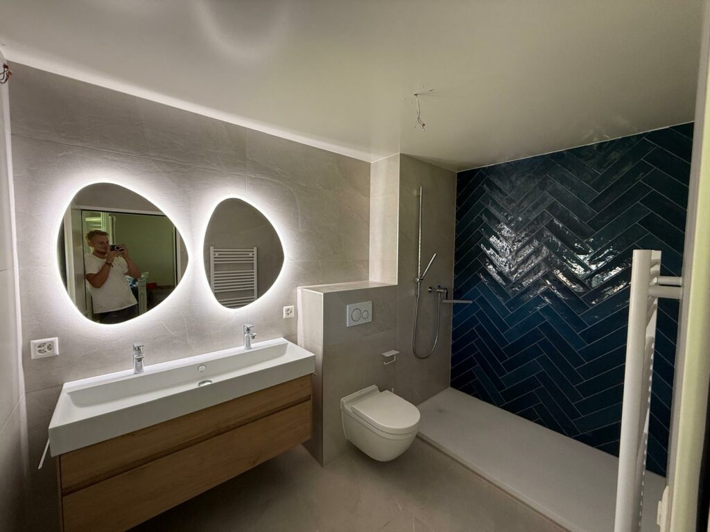 Photo de réalisation : pose de carrelage dans une salle de bain.